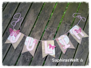 Baby Julia bekommt eine Wimpelkette – Alphabet Punch Board