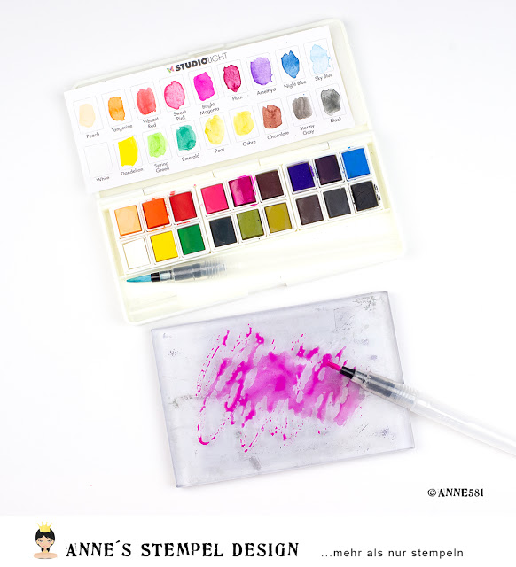 Hintergrundtechnik mit Wasserfarben – Aquarellfarben auf einem Scrapbookinglayout